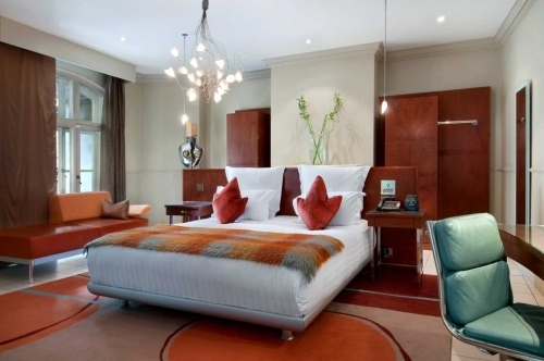 Queen Guestroom