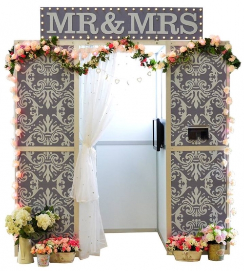 Mr & Mrs Indoor Photo Booth